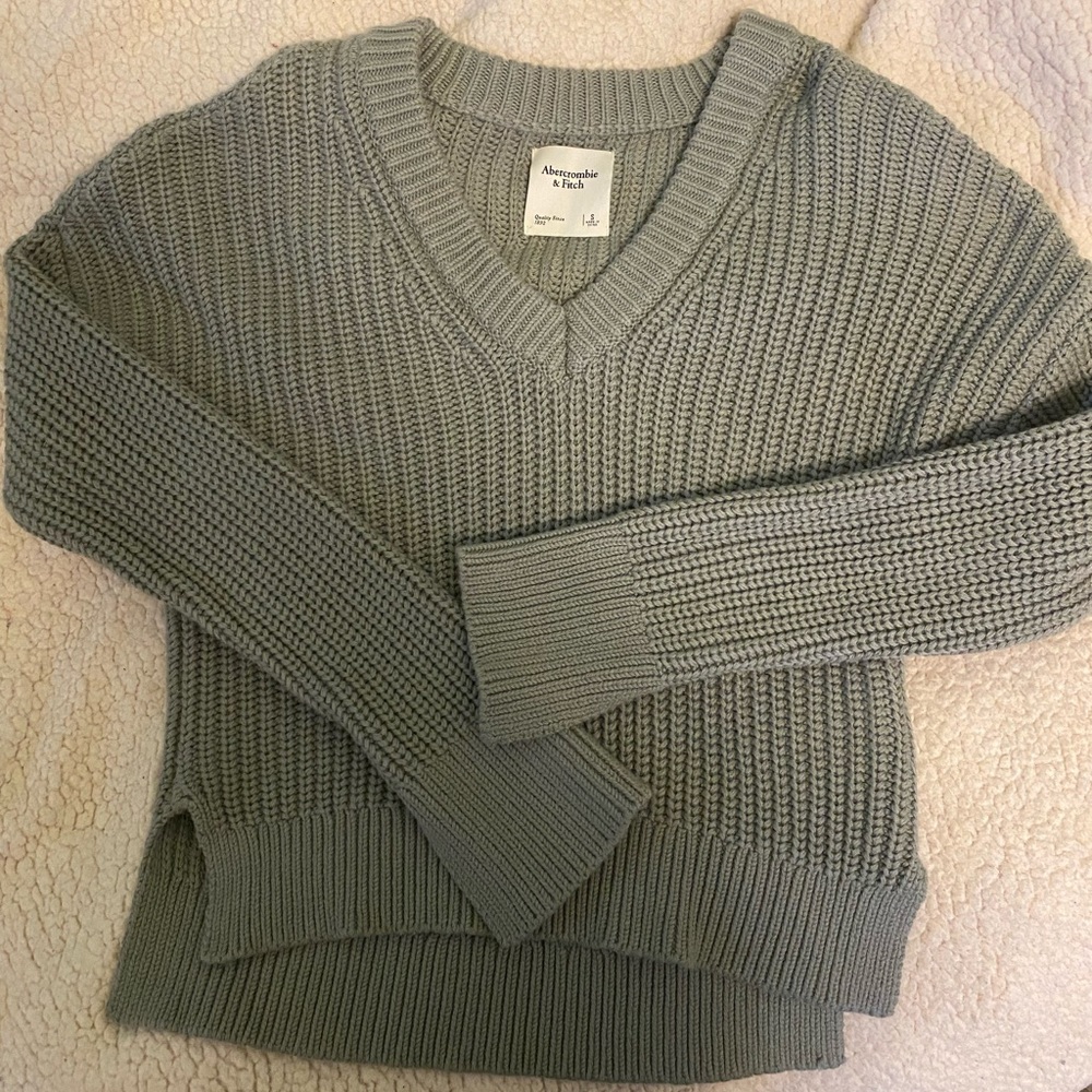 Abercrombie & Fitch Women’s Easy V Neck Sweater in Sage Green. Cropped